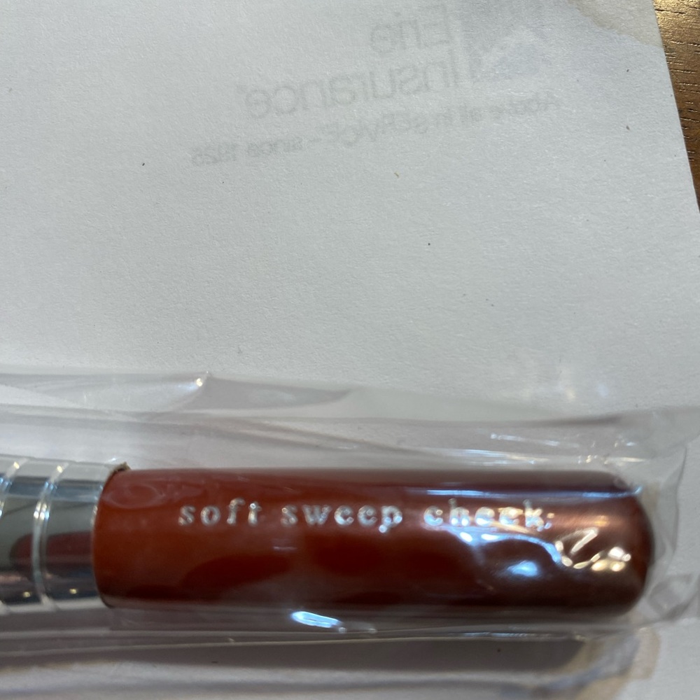Bare Escentuals soft sweep cheek brush. New. With stone accent - Picture 3 of 3